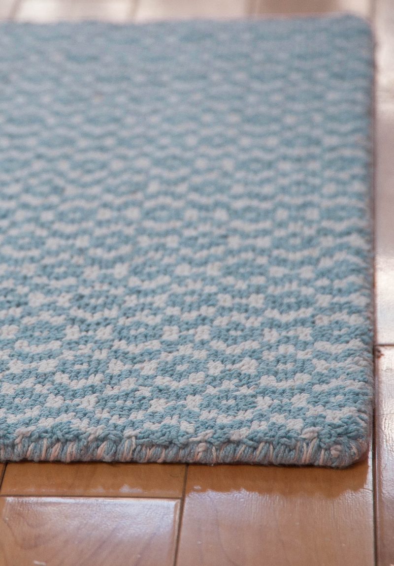 https://a4a2d5d7.rocketcdn.me/images/toulouse-blue-whitel-eco-cotton-loom-hooked-rug-room1-800x1150.jpg